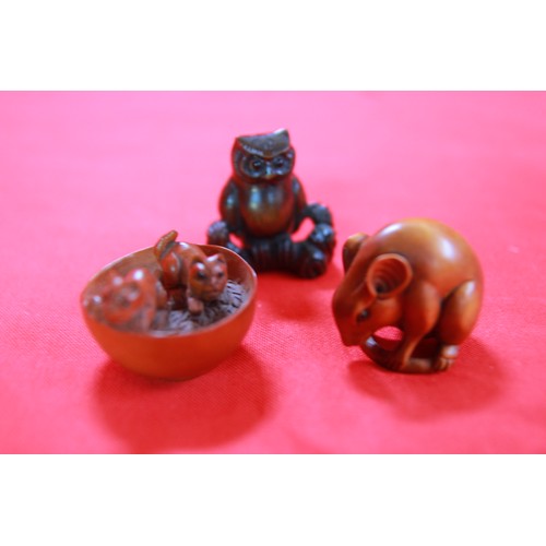 59 - Three carved Wood Netsuke - Cats, Mouse, Owl (33)