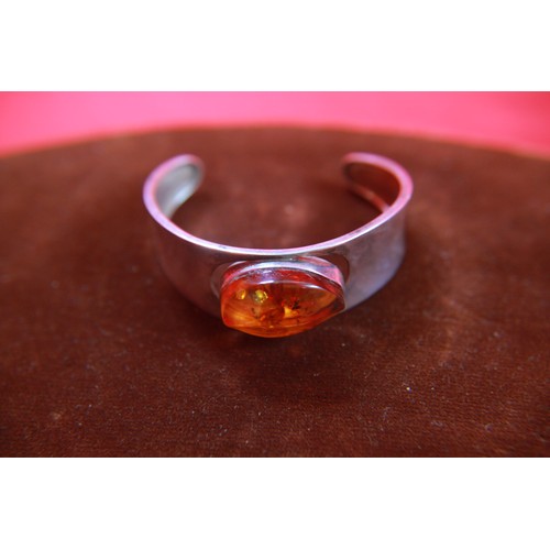 66 - Continental Silver and Amber Bangle (37)