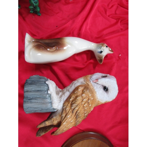 214 - A Leonardo Owl on a wooden plinth along with a ceramic Siamese Cat.
Highest item 8inches