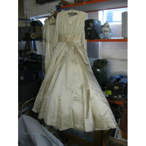 344 - A vintage wedding dress in ivory, in good condition, made by Natalie and marked 'Hand-stitched in En... 