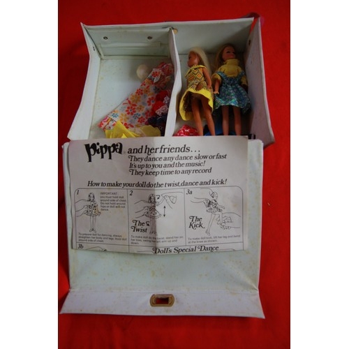 102 - A vintage Pippa carry case containing a pair of 'Pippa' dolls and a selection of clothing for the sa... 