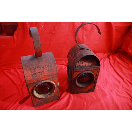 15 - A pair of vintage metal paraffin roadworks lamps in red, with burners and glass