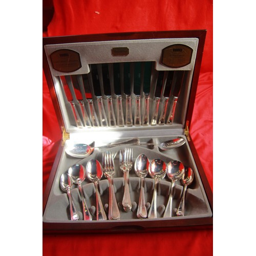 17 - A Viner's 44-piece canteen of cutlery in excellent order