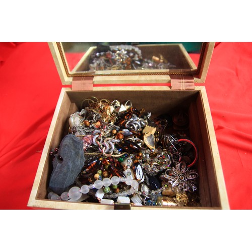 171 - A large jewellery box containing a considerable quantity of costume jewellery