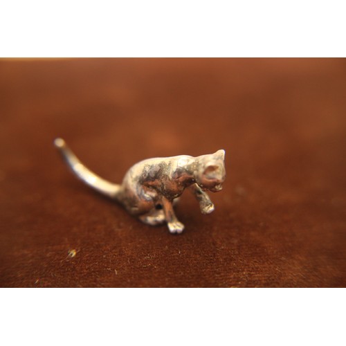 211 - A sterling silver figure of a cat, approx 1