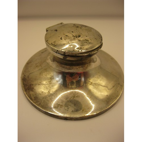 183 - A substantial capstan inkwell in sterling silver, 12.5cm in diameter, hallmarked for Chester 1921 by... 