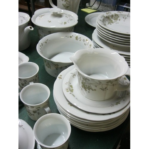 86 - A large German Arzberg dinner service