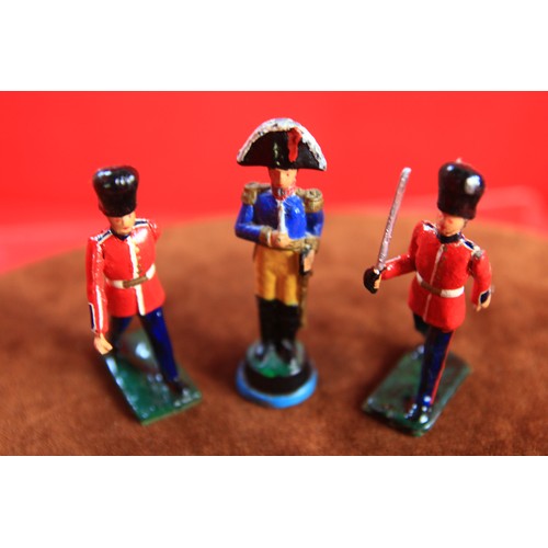 43 - A selection of 15 vintage lead soldiers, possibly Britain's, beautifully painted, plus a pair of lik... 