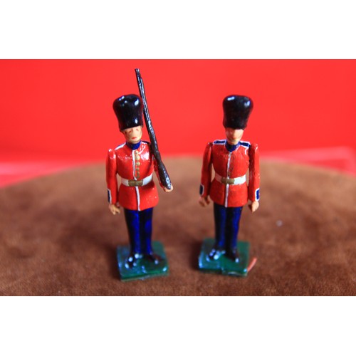 43 - A selection of 15 vintage lead soldiers, possibly Britain's, beautifully painted, plus a pair of lik... 