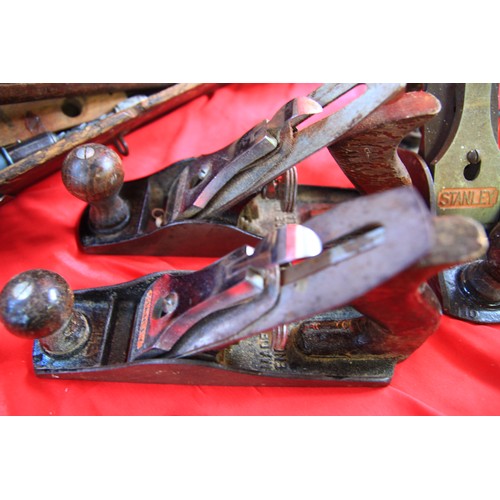 169 - A box of vintage tools including a small quantity of planes in good order including Stanley No 4, No... 