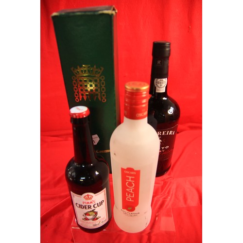 211 - A bottle of House of Commons Sherry, boxed (box slight a/f), a bottle of Oscar's Peach Schnapps, a b... 