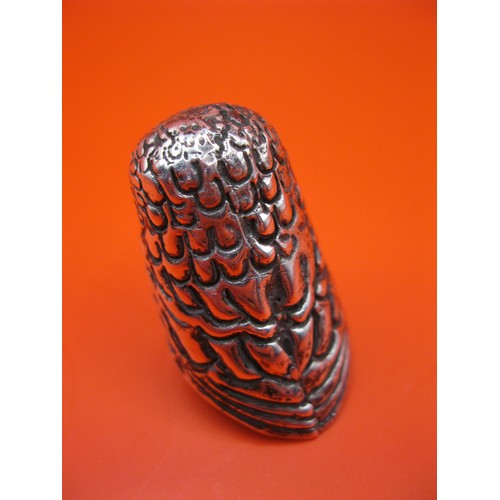 235 - A sterling silver thimble in the form of an owl, quite heavy for size at approx 13.5g, hallmarked fo... 