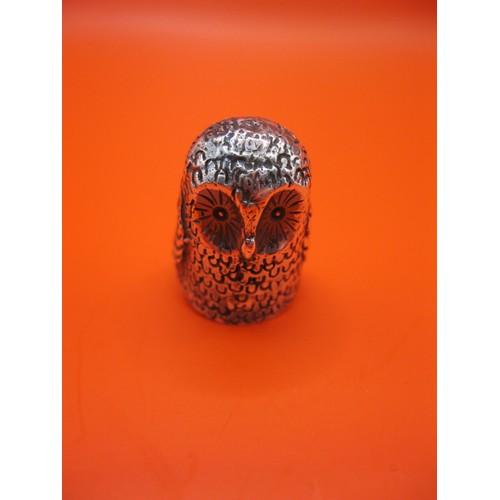 235 - A sterling silver thimble in the form of an owl, quite heavy for size at approx 13.5g, hallmarked fo... 