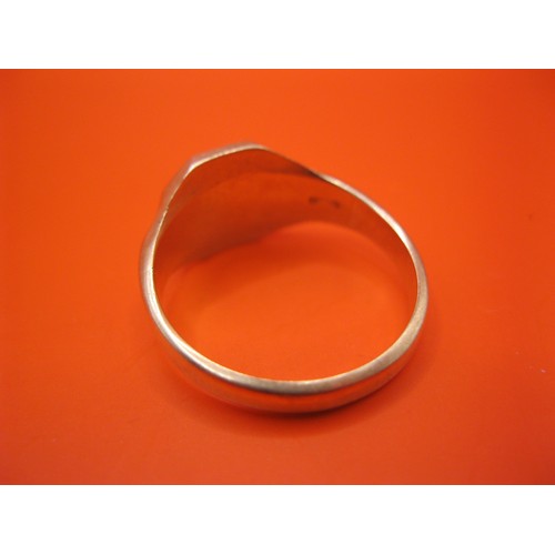 242 - A 9 carat gold gentleman's ring, size O/P, approx weight 4.4g, hallmarked for Birmingham