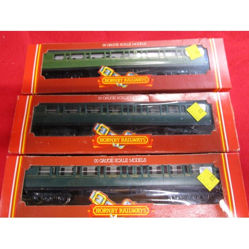 22 - A rack of Hornby SR coaches  Three r486 Composite Two r424 composite and R487 Brake 3rd