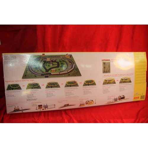 Hornby R1089 'The Anglian' train set with B12 460 61525 in BR Express