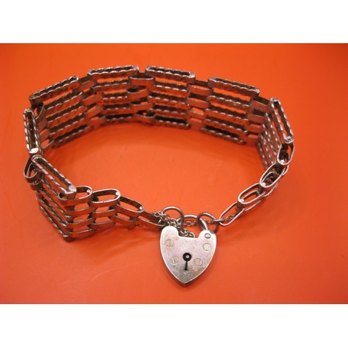 101 - A sterling silver gate link padlock bracelet in sterling silver, approx weight 26g
