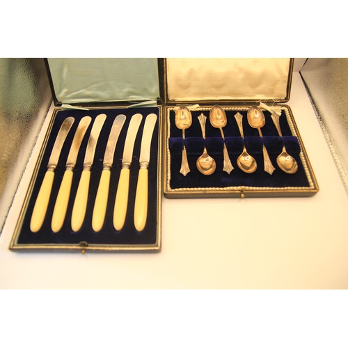 113 - A cased set of sterling silver teaspoons with art-deco fluting to handles, hallmarked for Sheffield ... 