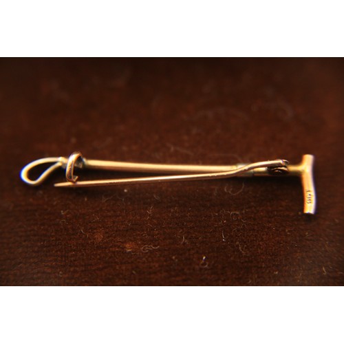 127 - An antique 9 carat gold bar brooch in the form of a riding crop, 2.1g approx weight