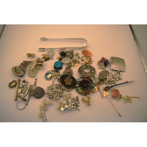 131 - A bag of costume jewellery and a pair of silver plated sugar tongs