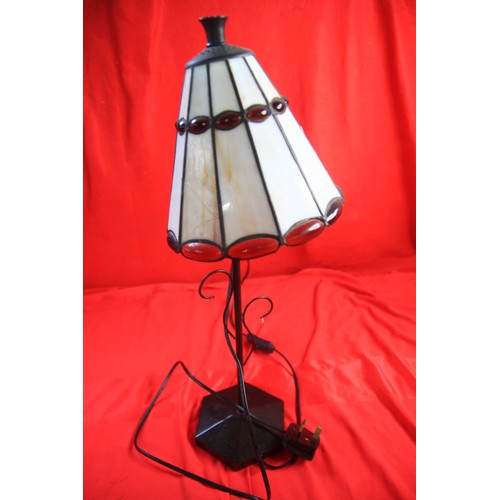 195 - A Tiffany-style lamp in working order, slight a/f to shade (inspect)