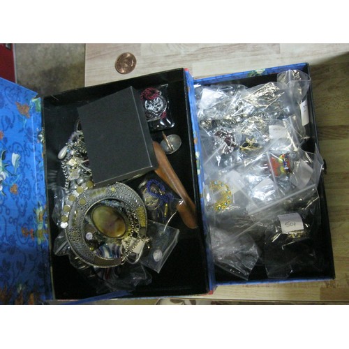 45 - A vintage jewellery box containing costume jewellery