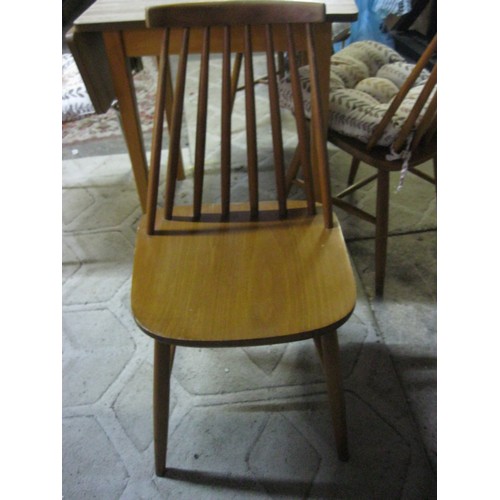 175 - 4 mid-century Ercol-style chairs and a small dining table with drop leaf to one side only, very retr... 