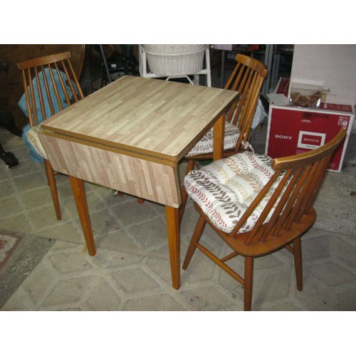 175 - 4 mid-century Ercol-style chairs and a small dining table with drop leaf to one side only, very retr... 