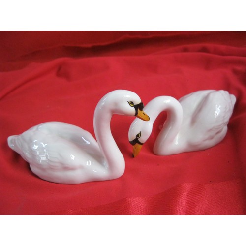 136 - A pair of Beswick swans in good order