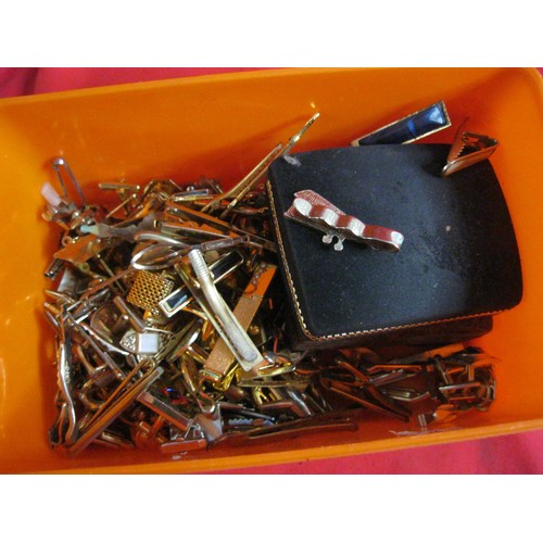 259 - A large tub full of vintage cuff links and tie-clips and -bars including ones shaped like aircraft, ... 