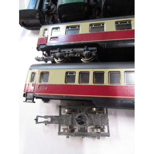 163 - A rake of five Triang southern region coaches along with Mk1 in BR colourway and two lima coaches on... 