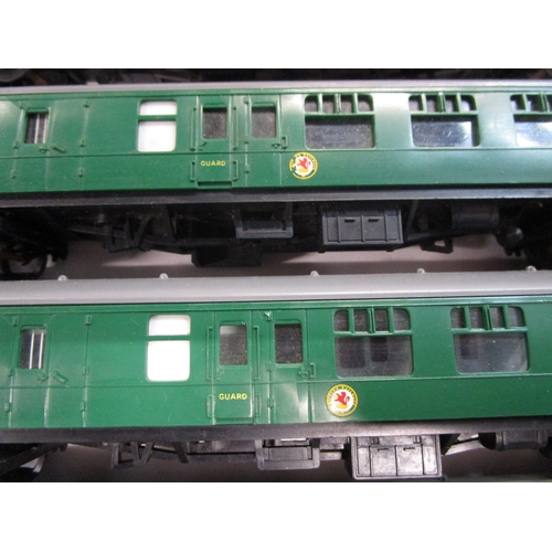 163 - A rake of five Triang southern region coaches along with Mk1 in BR colourway and two lima coaches on... 