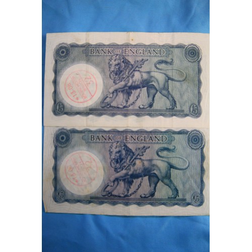 35 - A pair of £5 series B vintage banknotes, O'Brien signature, bank stamp to reverse of note in better ... 