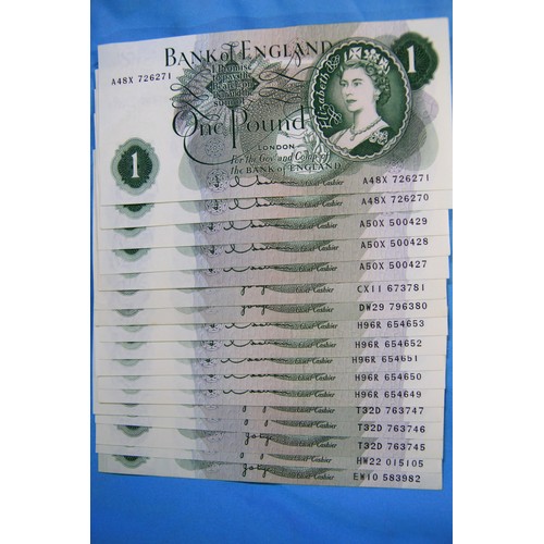 39 - A selection of 17 Series C £1 notes, includes several consecutive runs (1 of 5, 1 of 3, 2 of 2), all... 