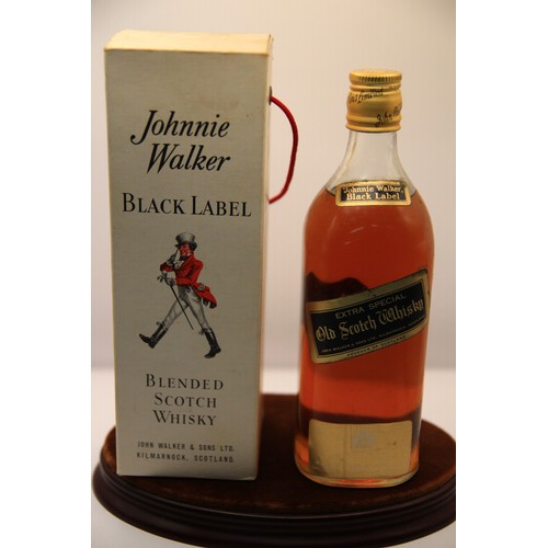31B - A vintage 1/2 litre bottle of Johnnie Walker Black Label, in original gift packaging, good level in ... 
