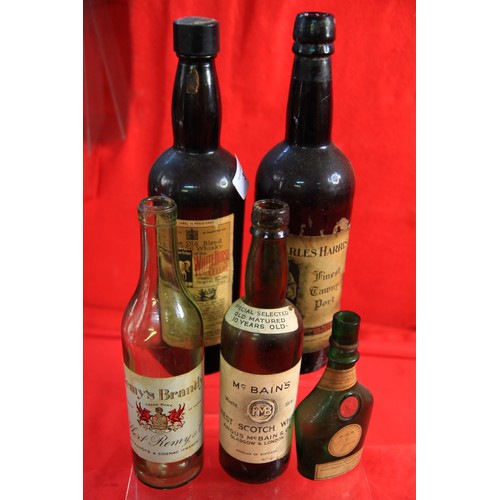 31E - A selection of empty vintage alcohol bottles including a 1944 bottle of White Horse Cellar Whisky wi... 