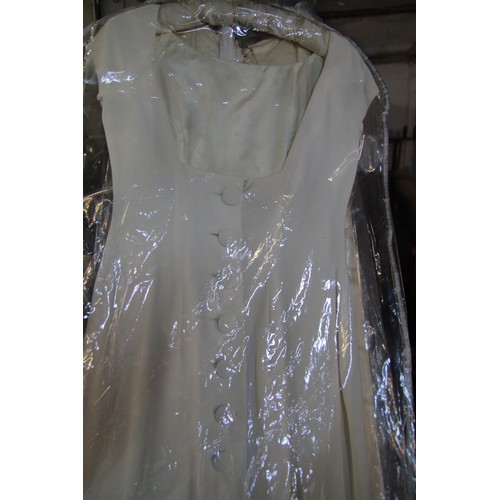 173 - A 1970s vintage white wedding dress in exceptional condition, cleaned and in good order, size UK 10 ... 