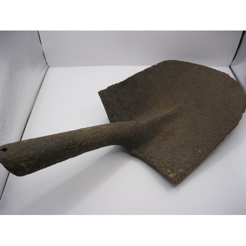 239 - A WW1 British Entrenching Tool - Somme relic