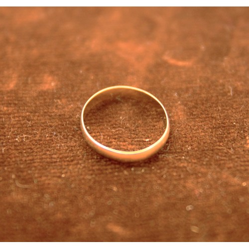 142 - A 9 carat gold wedding band, fully hallmarked, approx weight 0.8g, size K/L - this listing has been ... 