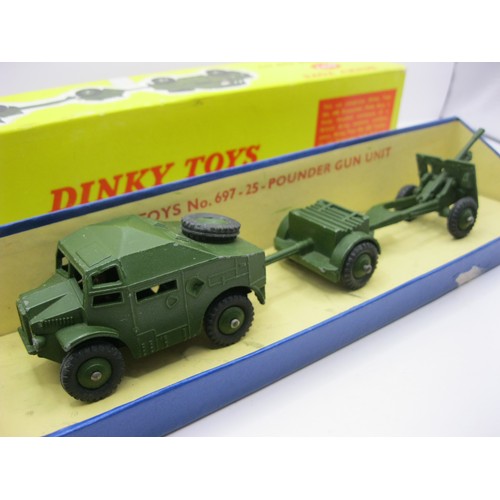 196 - A Dinky Toys #697 25-Pounder Field Gun Set, boxed and in near mint condition