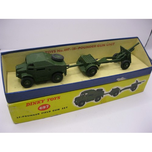 196 - A Dinky Toys #697 25-Pounder Field Gun Set, boxed and in near mint condition