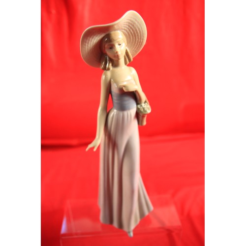 14 - Nao lady figurine in pristine condition. 10 inches tall