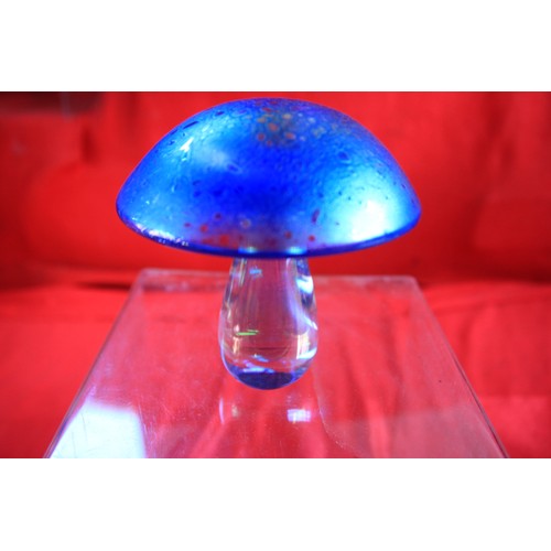 46 - Large iridescent Isle of Wight Glass mushroom paperweight 13cm, boxed