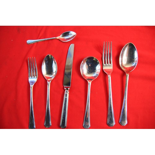 128 - A Mappin & Webb oak canteen of sterling silver cutlery in excellent condition, 8 place settings, Pem... 