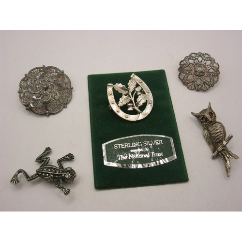 193 - A bag of sterling silver brooches including a horseshoe and an owl