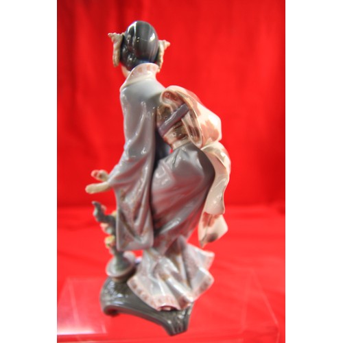 52 - Lladro figure of Japanese woman in kimono with bonsai tree, D-46A, height 24cm. Loss of two petals o... 