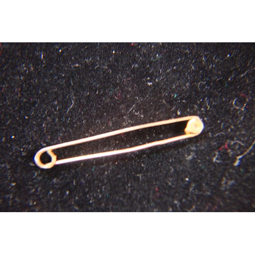 14 - A 9 carat gold tie bar, approx weight 1.78g, in vintage case