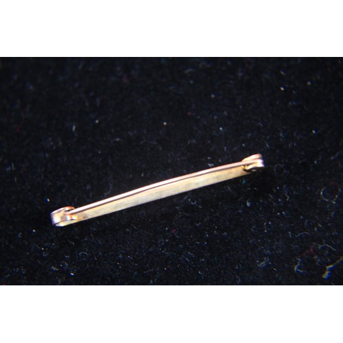 14 - A 9 carat gold tie bar, approx weight 1.78g, in vintage case