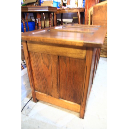 69 - A vintage wooden blanket box in excellent condition