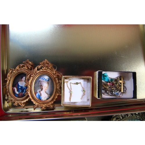 123 - A box of collectibles, to include a Damascene brooch, compact, costume jewellery etc.